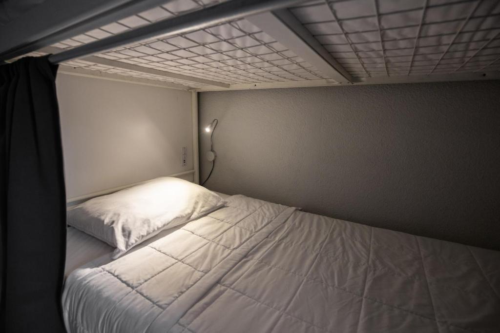 Bunk Bed in 6-Bed Female Dormitory Room