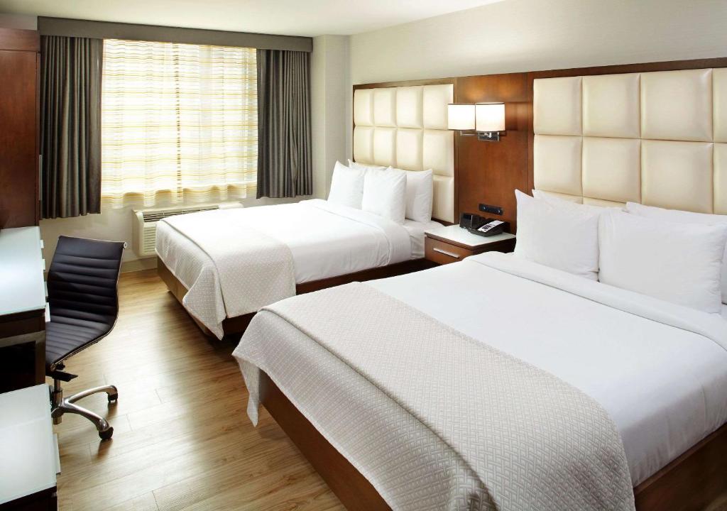 Queen Room with Two Queen Beds and City View – Non-Smoking