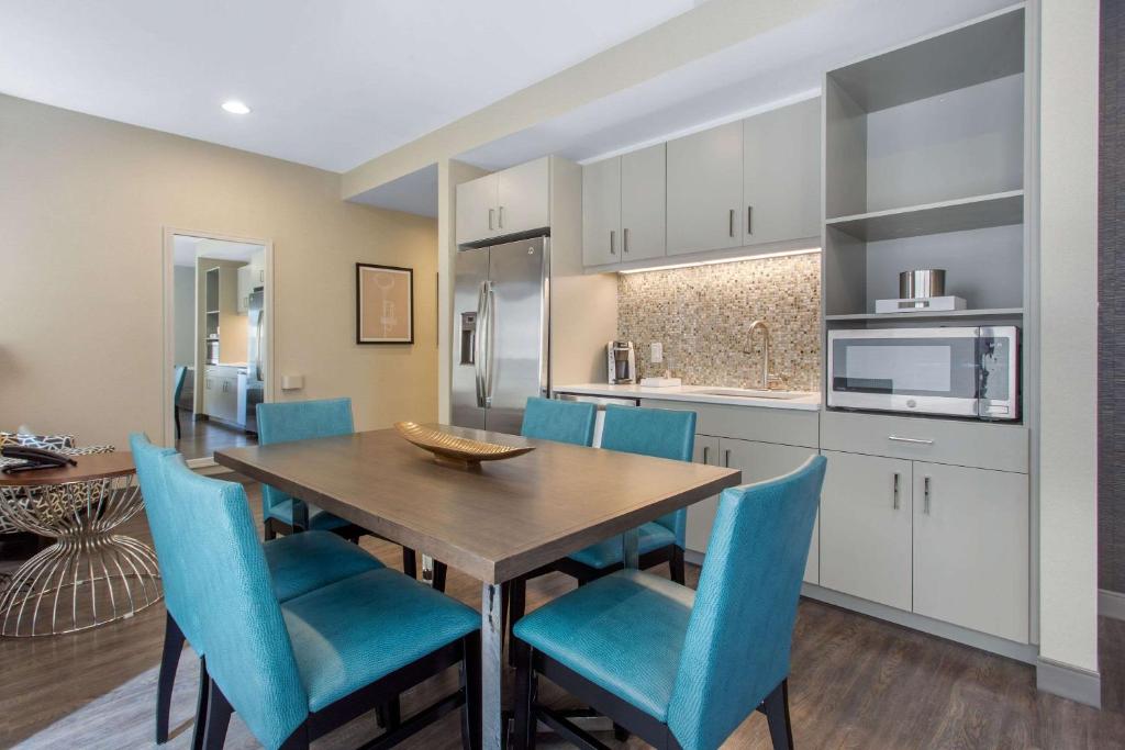 King Suite – AccessibleNon-Smoking