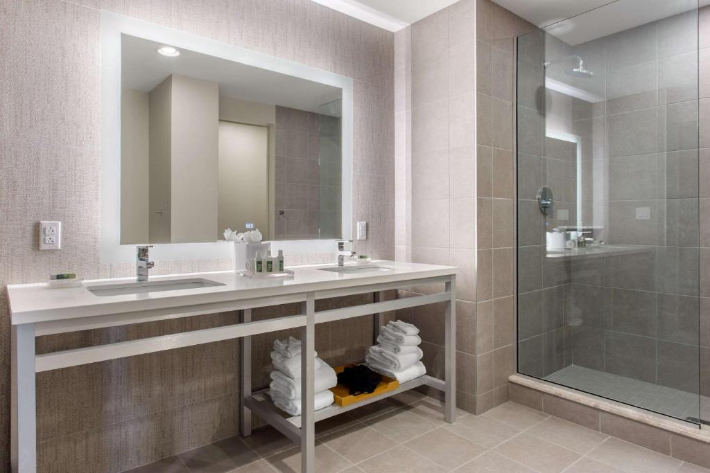 Upgrade Queen Room with Two Queen Beds – Non-Smoking