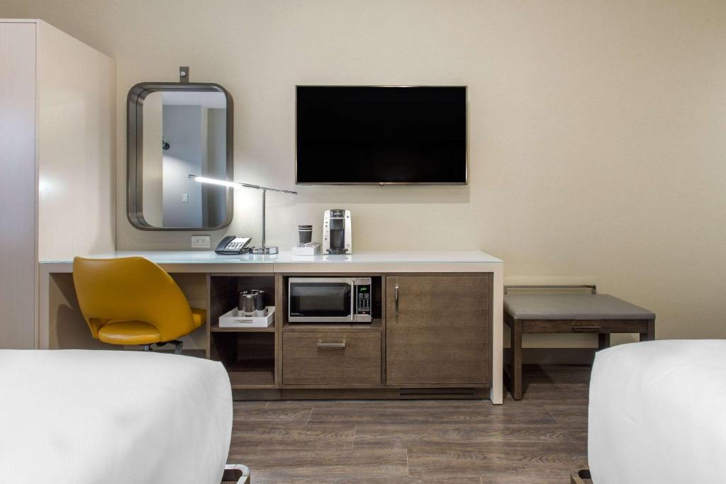 Upgrade Queen Room with Two Queen Beds – Non-Smoking