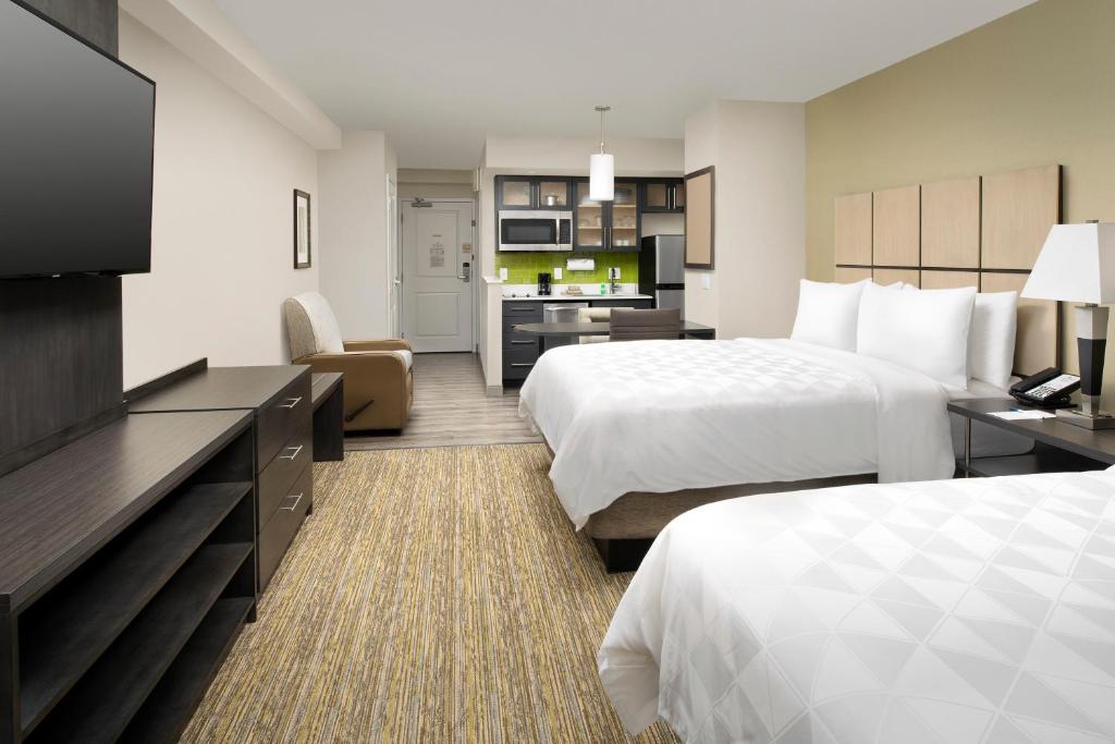 Queen Studio Suite with Two Queen Beds – Non-Smoking