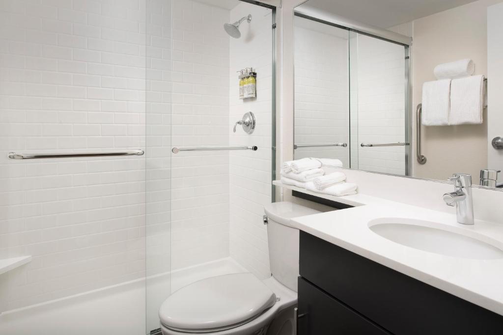 Queen Studio Suite with Two Queen Beds – Non-Smoking