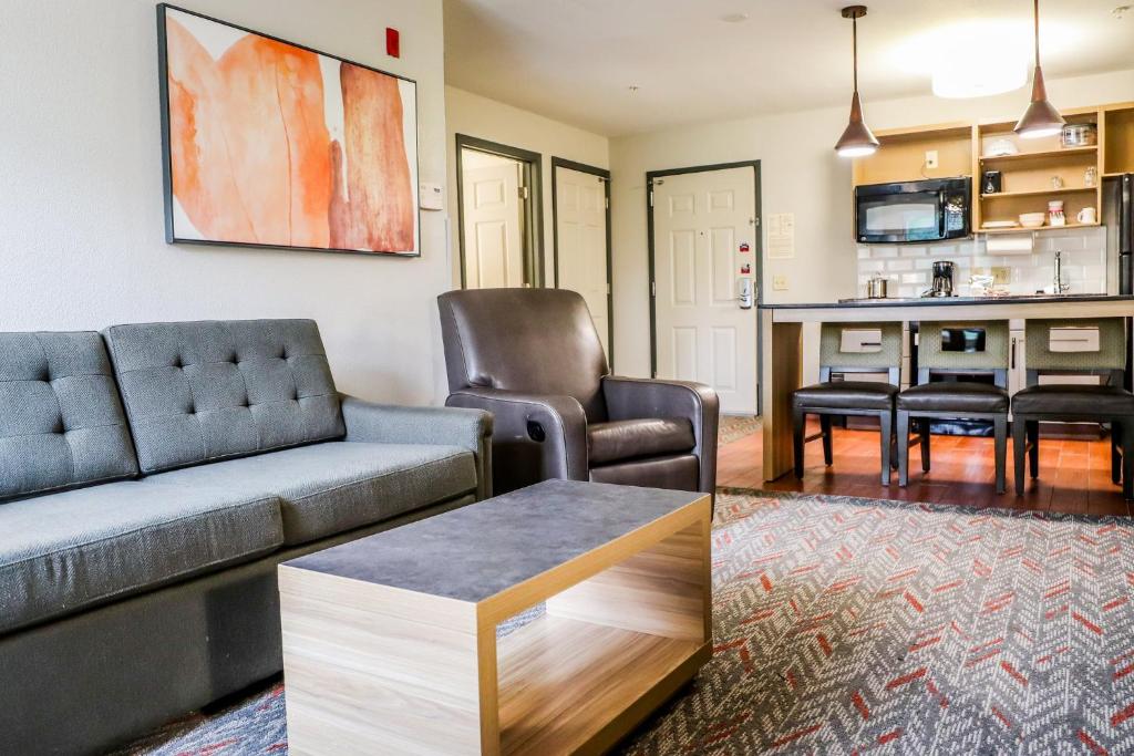 One-Bedroom King Suite – Non-Smoking