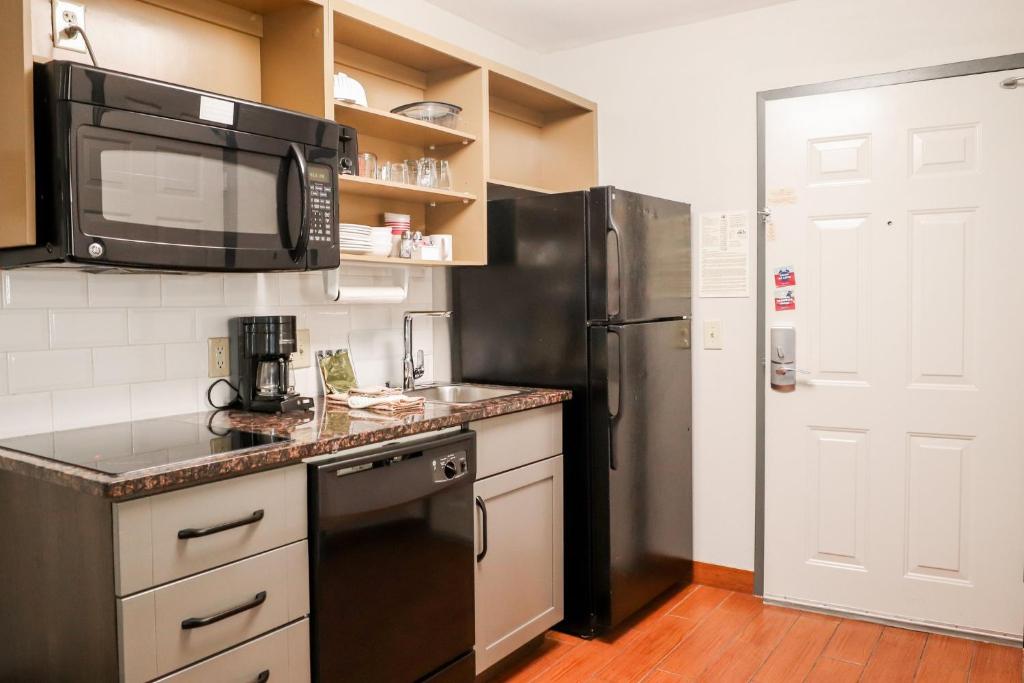 Queen Studio with 2 Queen Beds – Non-Smoking