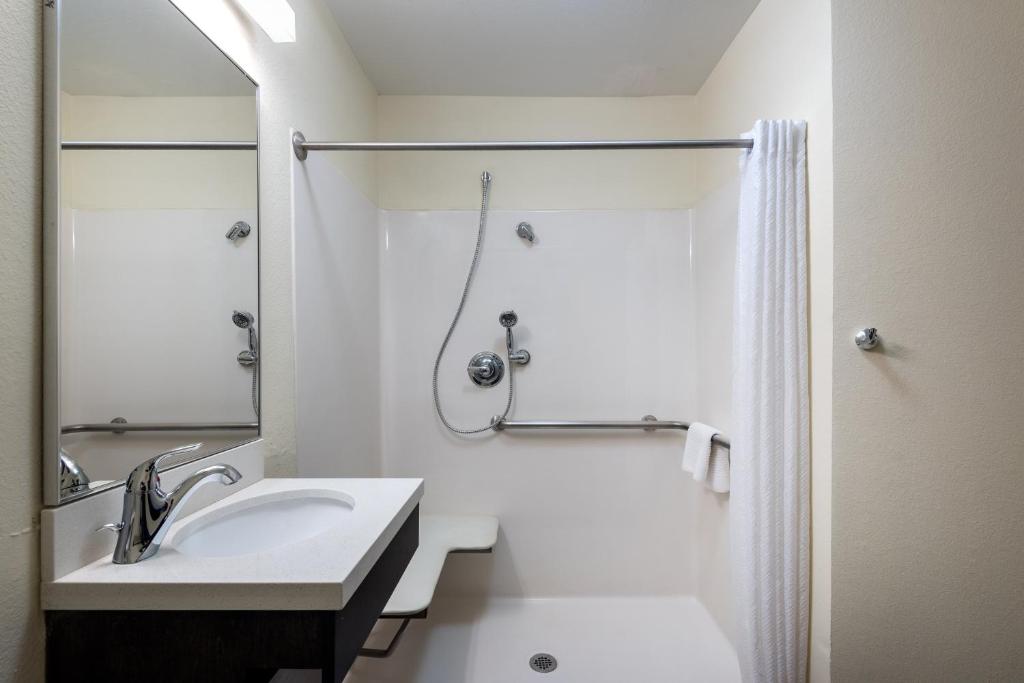 Studio Queen Suite with Accessible Roll In Shower – Non-Smoking