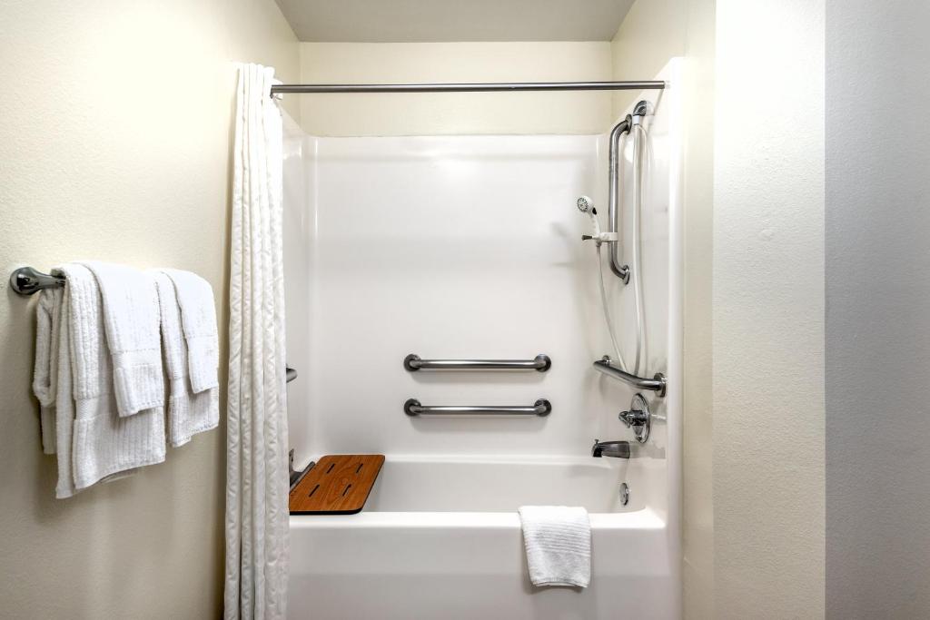 Queen Room with Mobility Accessible Tub – Non-Smoking