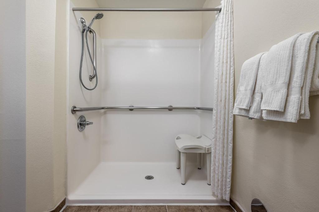 Queen Room with Mobility Accessible Tub – Non-Smoking