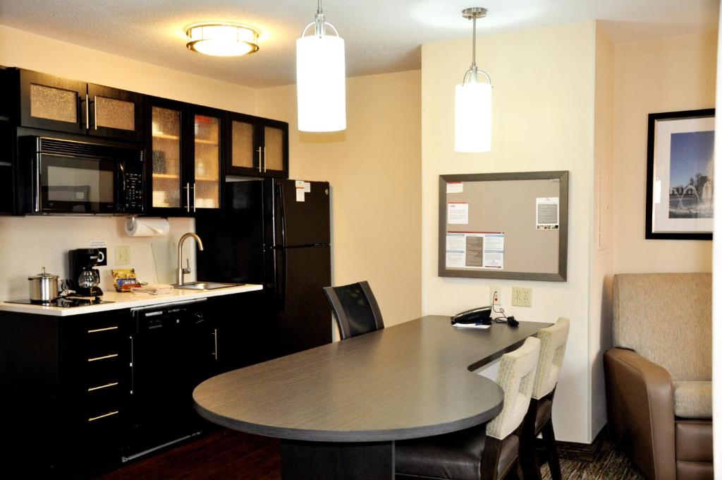 Queen Room with Mobility Accessible Tub – Non-Smoking