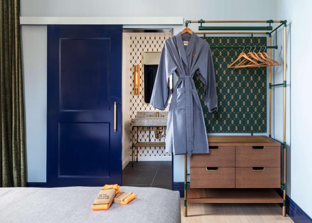 Premium King Room with City View