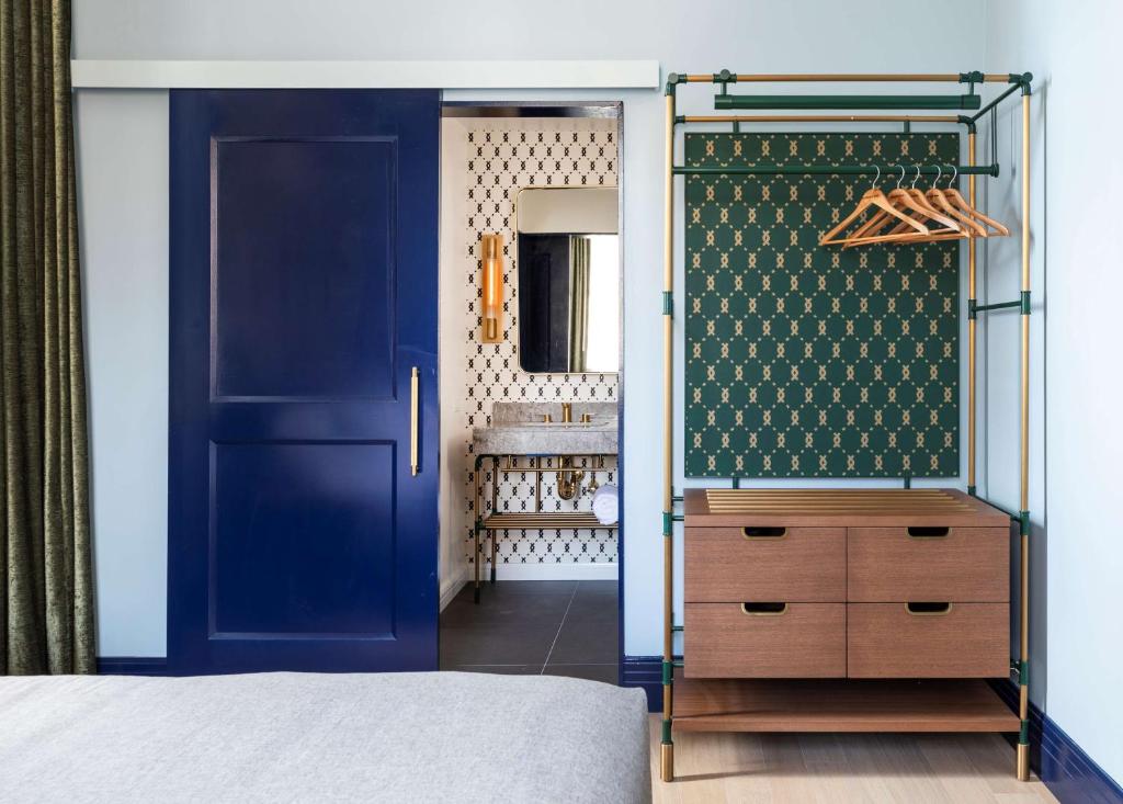 Queen Room with Two Queen Beds – Hearing AccessibleCity View