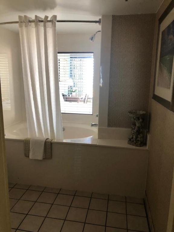 Queen Room with Spa Bath