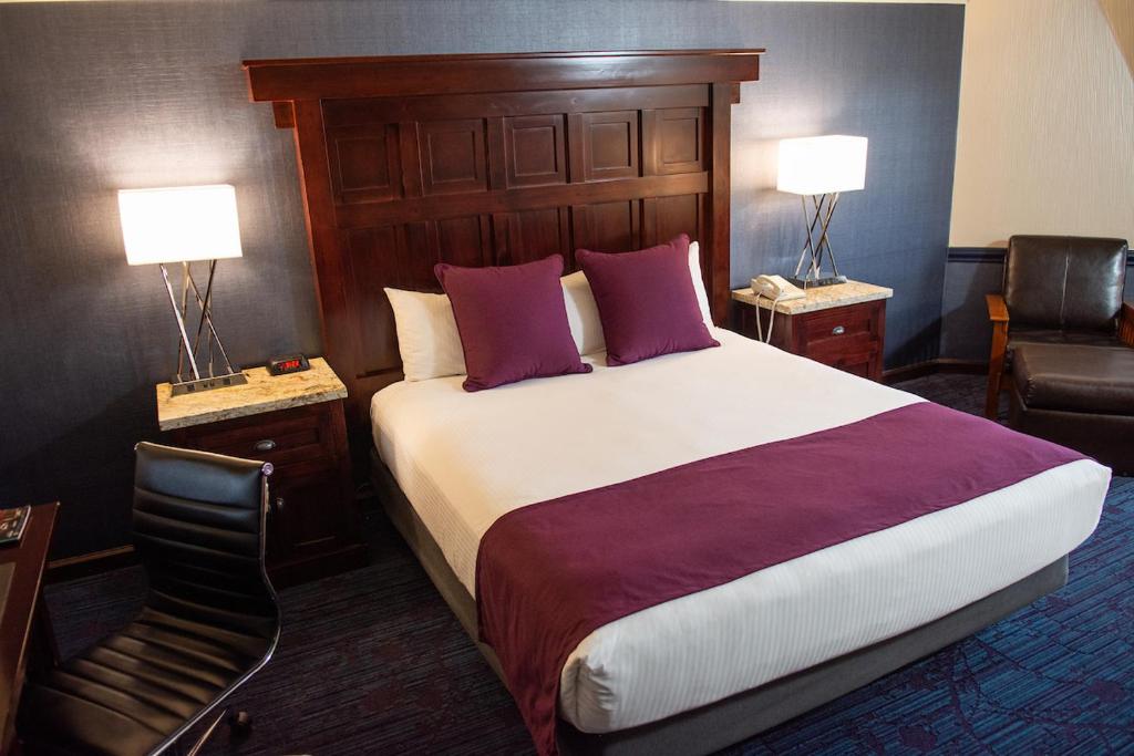 Deluxe King Room – Non-Smoking