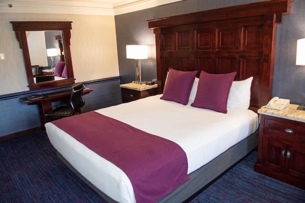 Deluxe King Room – Non-Smoking