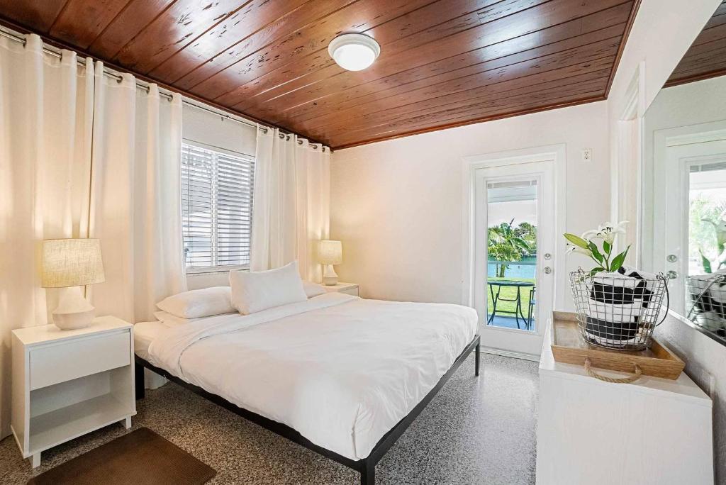 One-Bedroom with Bay View