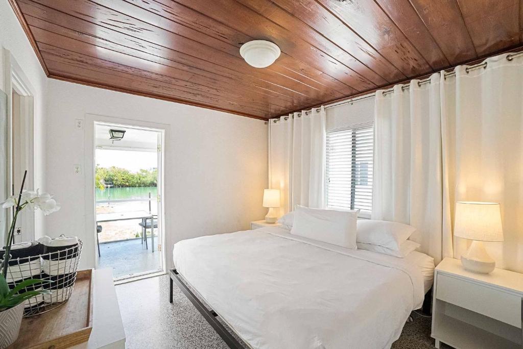 One-Bedroom with Bay View