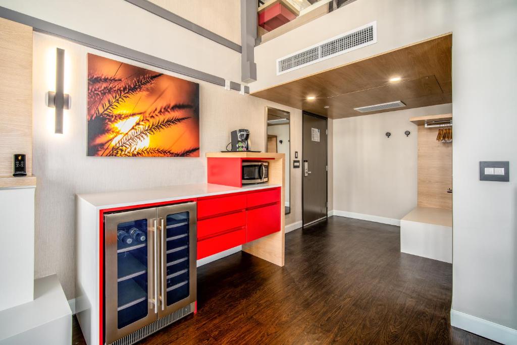 Queen Suite with one Queen Bed