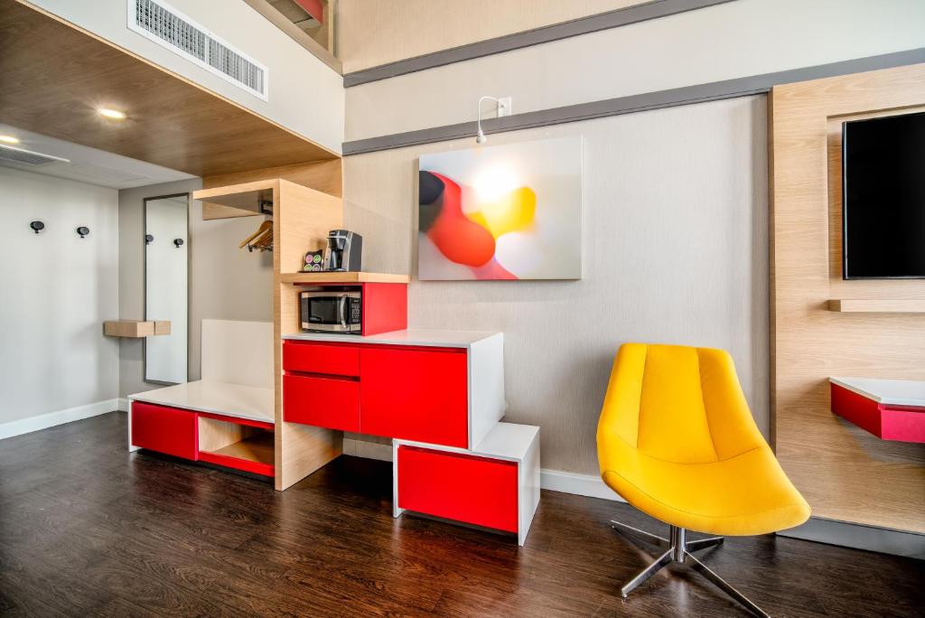 Queen Suite with one Queen Bed