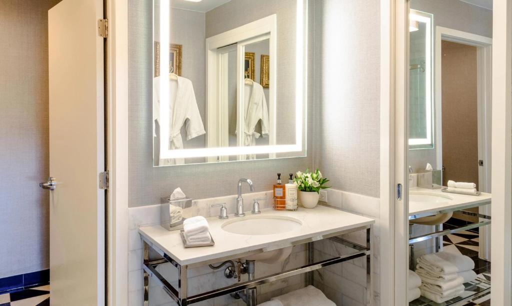 Premier King Suite with Balcony