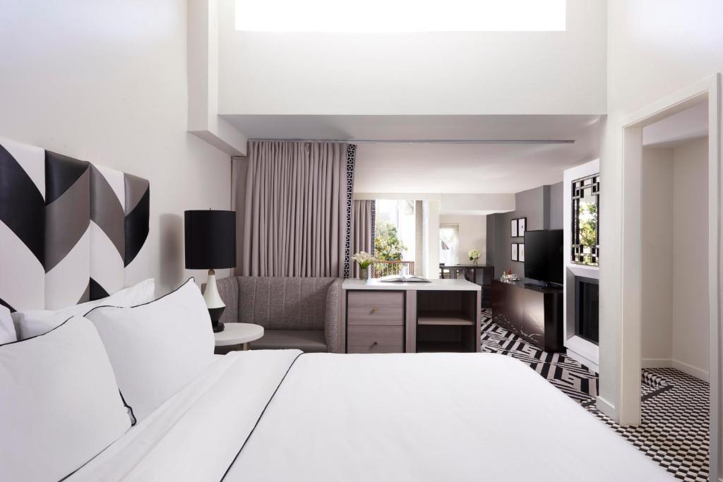 Signature King Suite Top Floor with Balcony