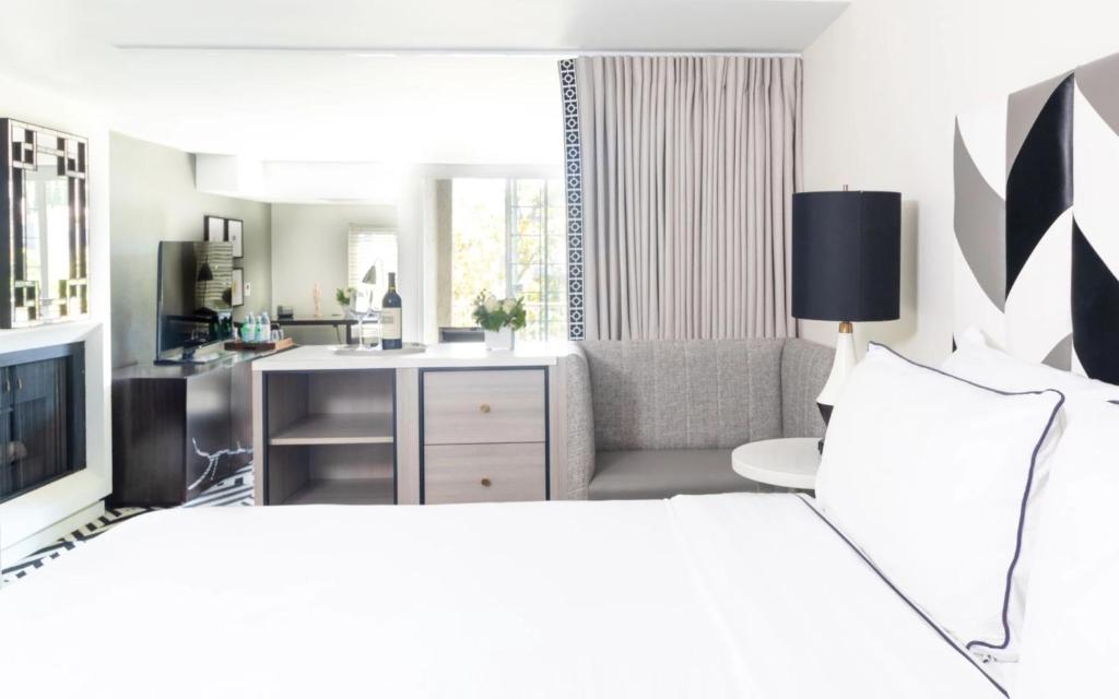 Signature King Suite Top Floor with Balcony