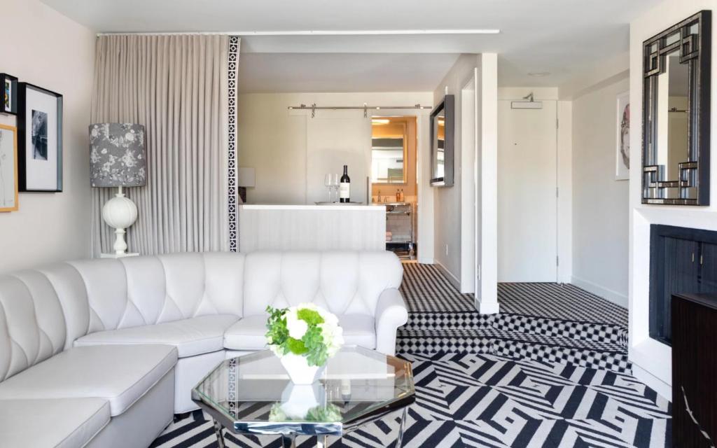 Signature King Suite Top Floor with Balcony