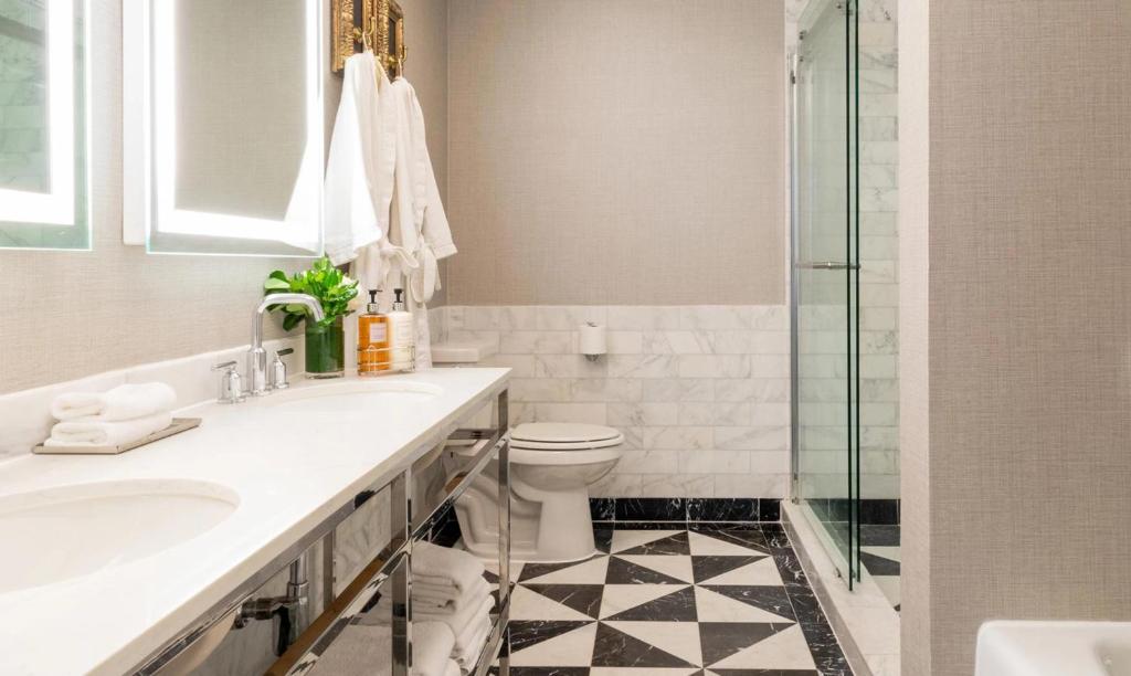 Signature King Suite Top Floor with Balcony