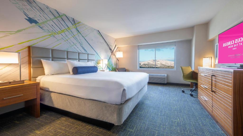 Deluxe Premium Room 1 King Non-Smoking