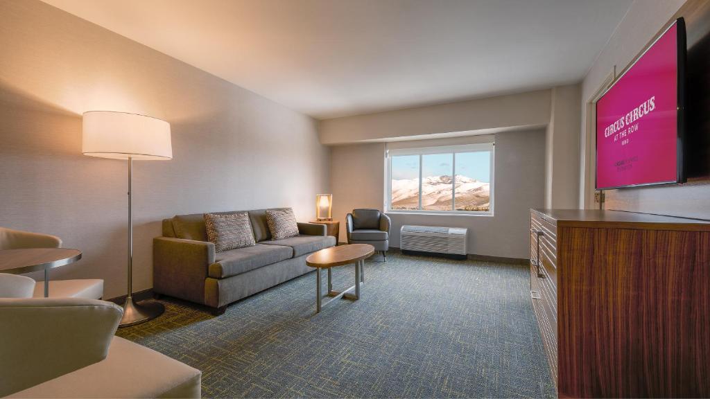 Mini Suite Low Floor 1 King Non-Smoking