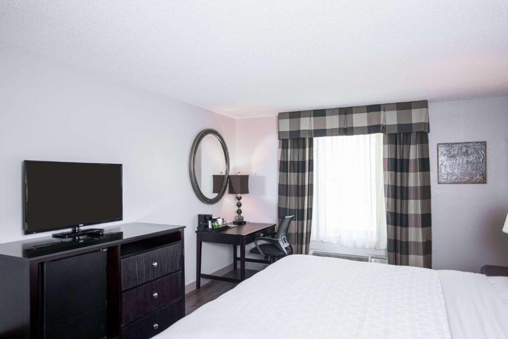 King Room with Roll-In Shower – AccessibleNon-Smoking