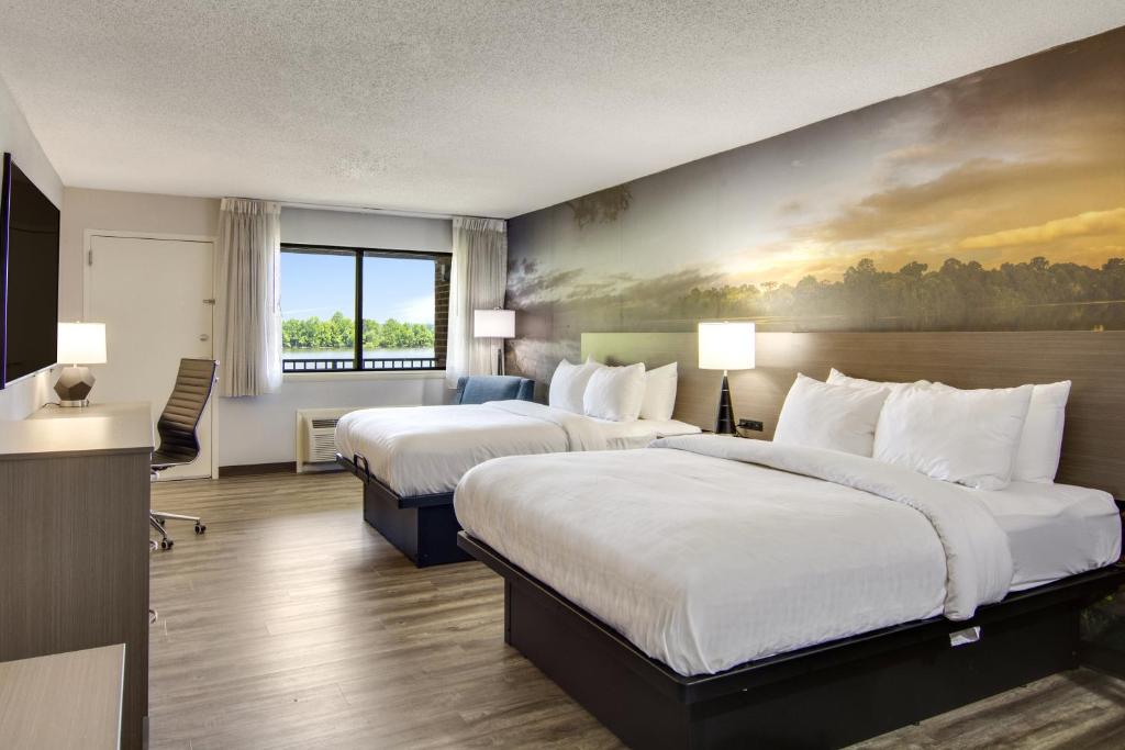 Standard Queen Room with Two Queen Beds and Balcony – Non SmokingLake View