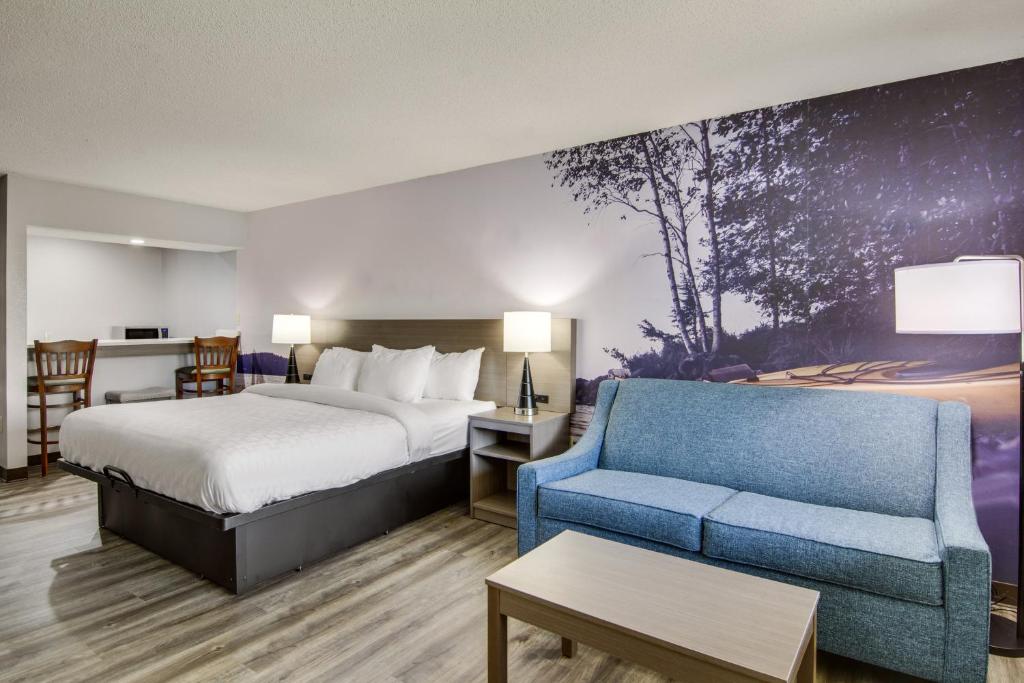 Standard Queen Room with Two Queen Beds and Balcony – Non SmokingLake View