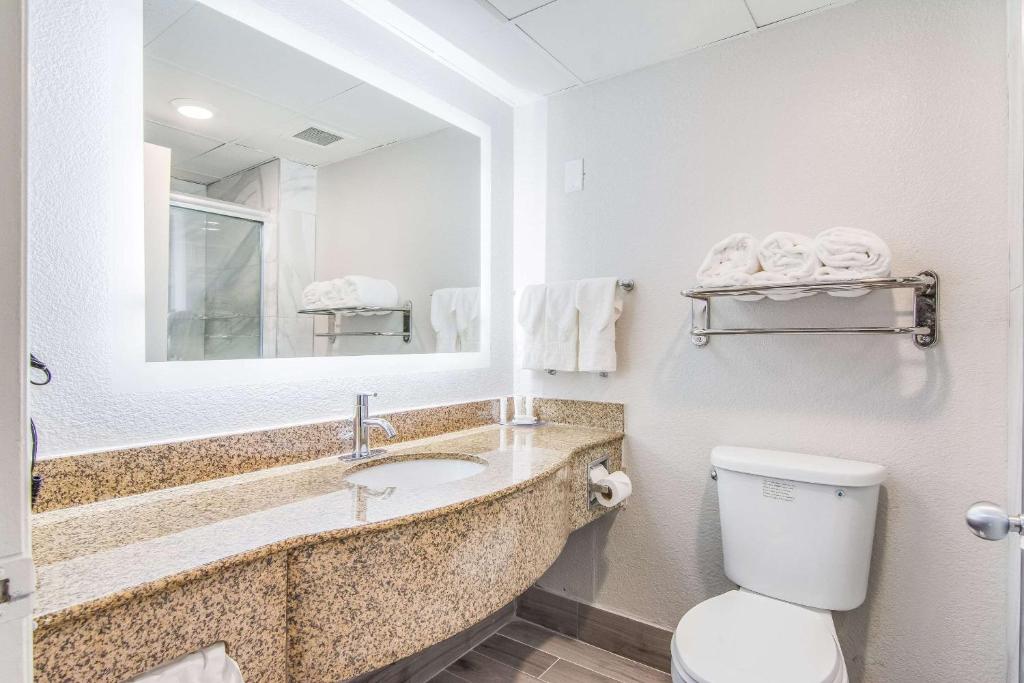 King Suite – Non-Smoking