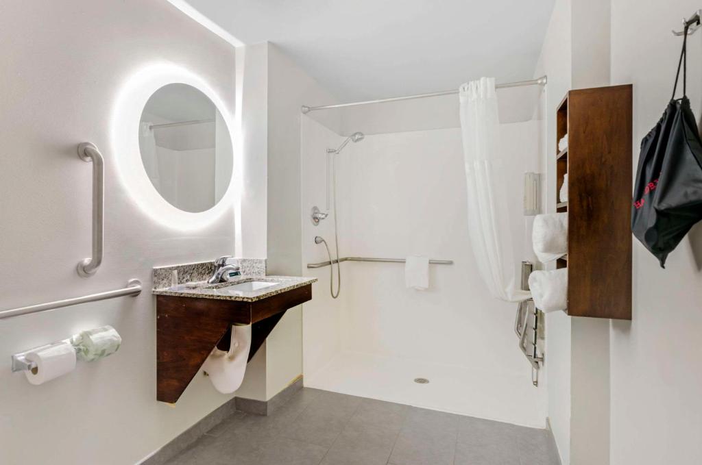 King Room Upper Floor – AccessibleNon-Smoking