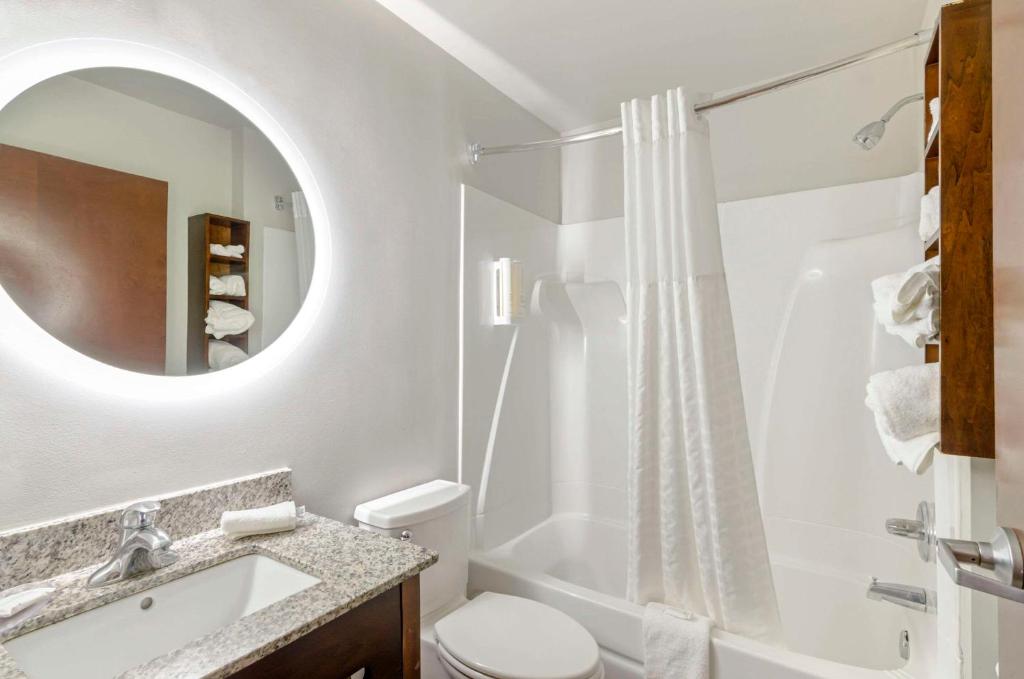 King Suite with Whirlpool – Non-Smoking