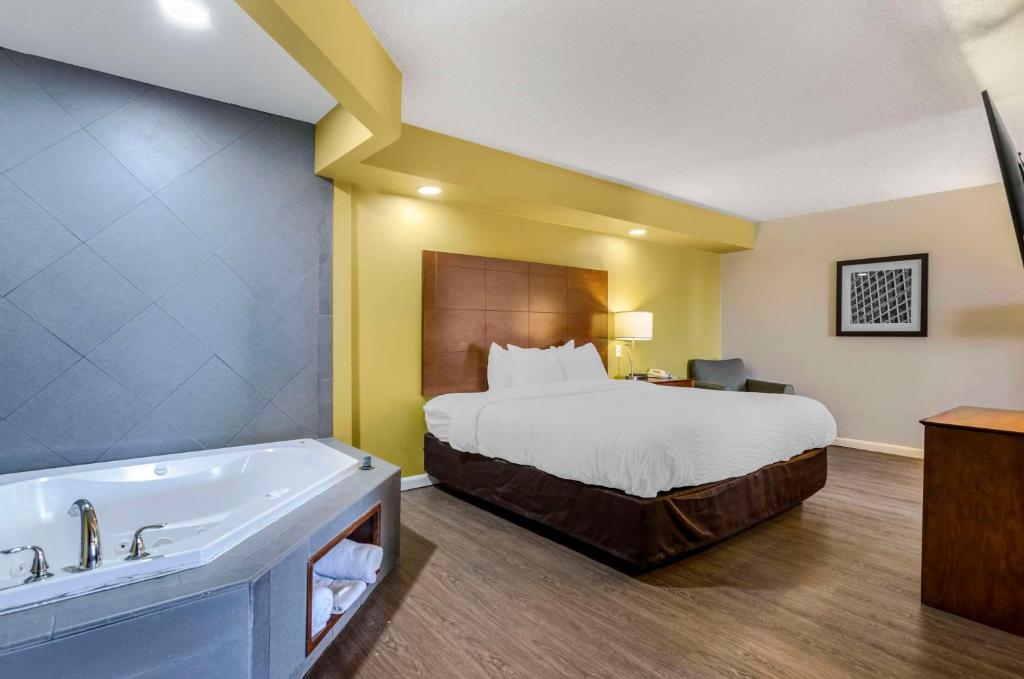 King Suite with Whirlpool – Non-Smoking