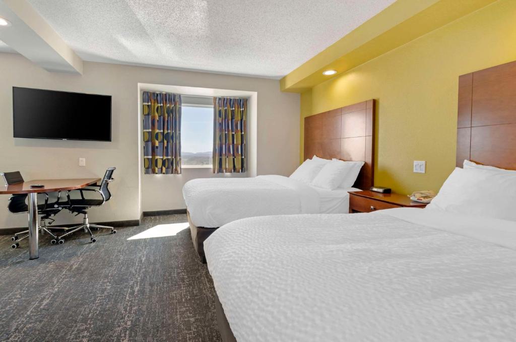 One-Bedroom Queen Suite with Mountain View – Non-Smoking