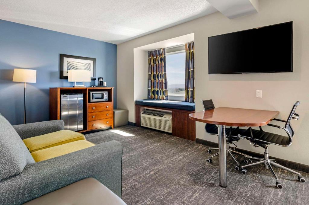 One-Bedroom Queen Suite with Mountain View – Non-Smoking