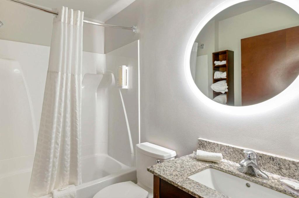 One-Bedroom Queen Suite with Mountain View – Non-Smoking