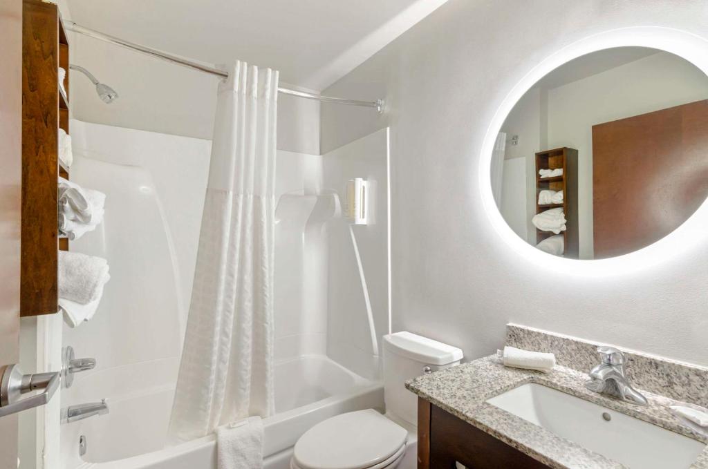 One-Bedroom Queen Suite with Mountain View – Non-Smoking