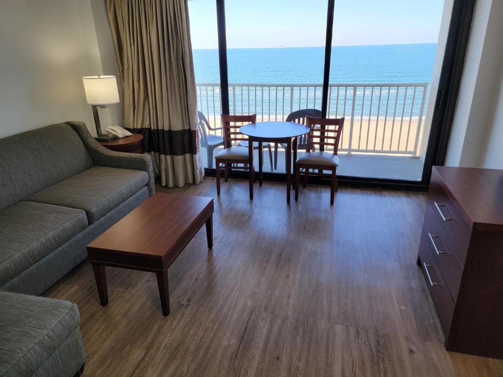 King Suite Ocean Front – Non-Smoking