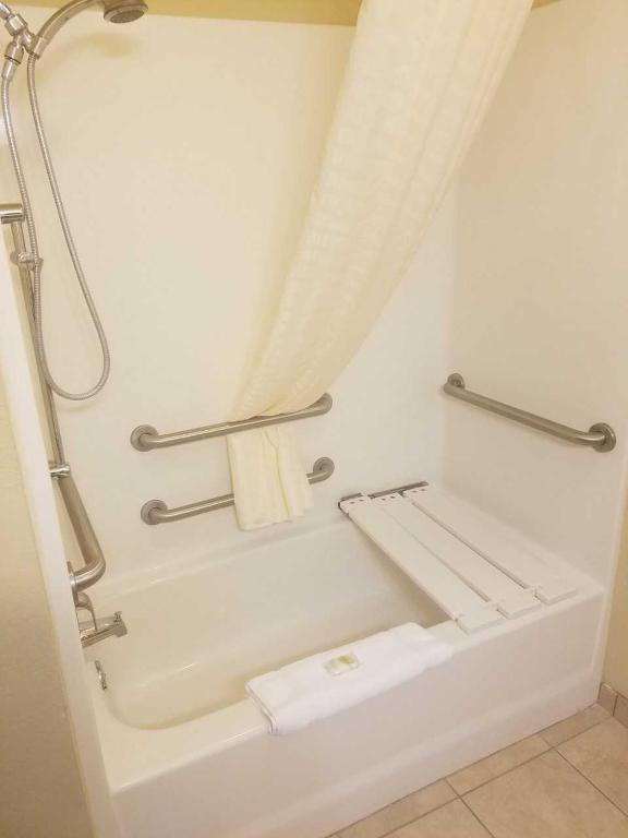 Queen Room with Two Queen Beds – Disability AccessNon-Smoking