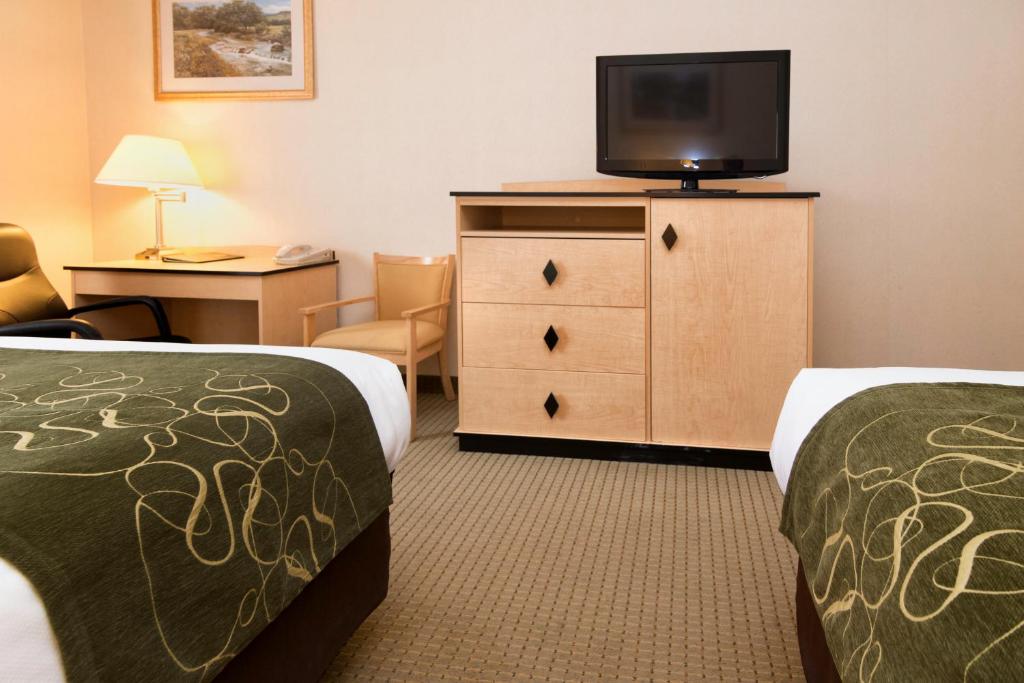 Queen Room with Two Queen Beds – Non-Smoking