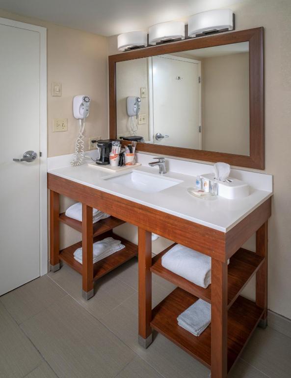 King Suite – Non-Smoking