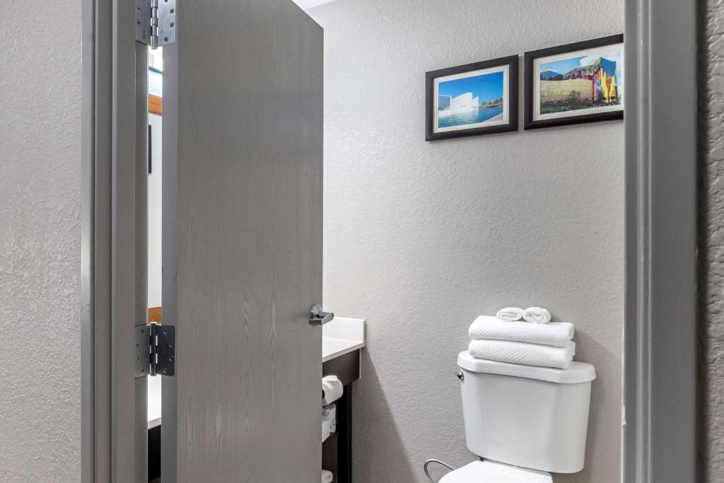 King Room with Sofa Bed – Non-Smoking