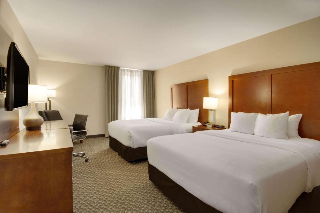 Queen Room with Two Queen Beds – Non Smoking