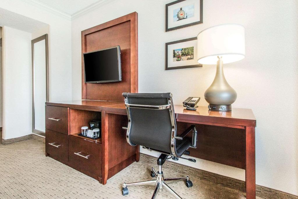 Queen Room with Two Queen Beds and Bay View – Non-Smoking