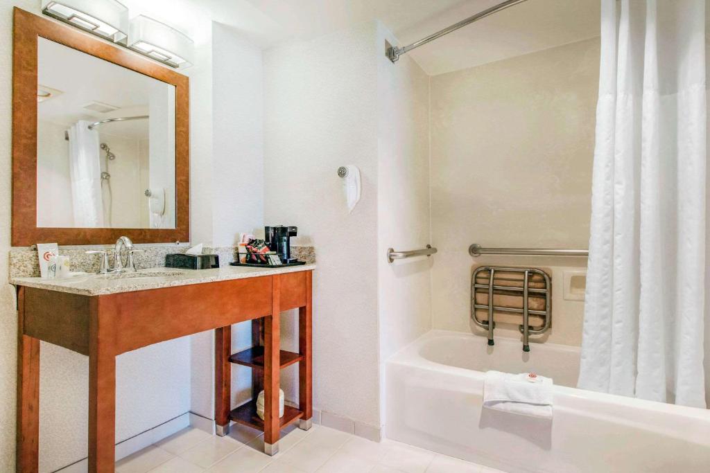 Queen Room with Two Queen Beds and Bay View – Non-Smoking