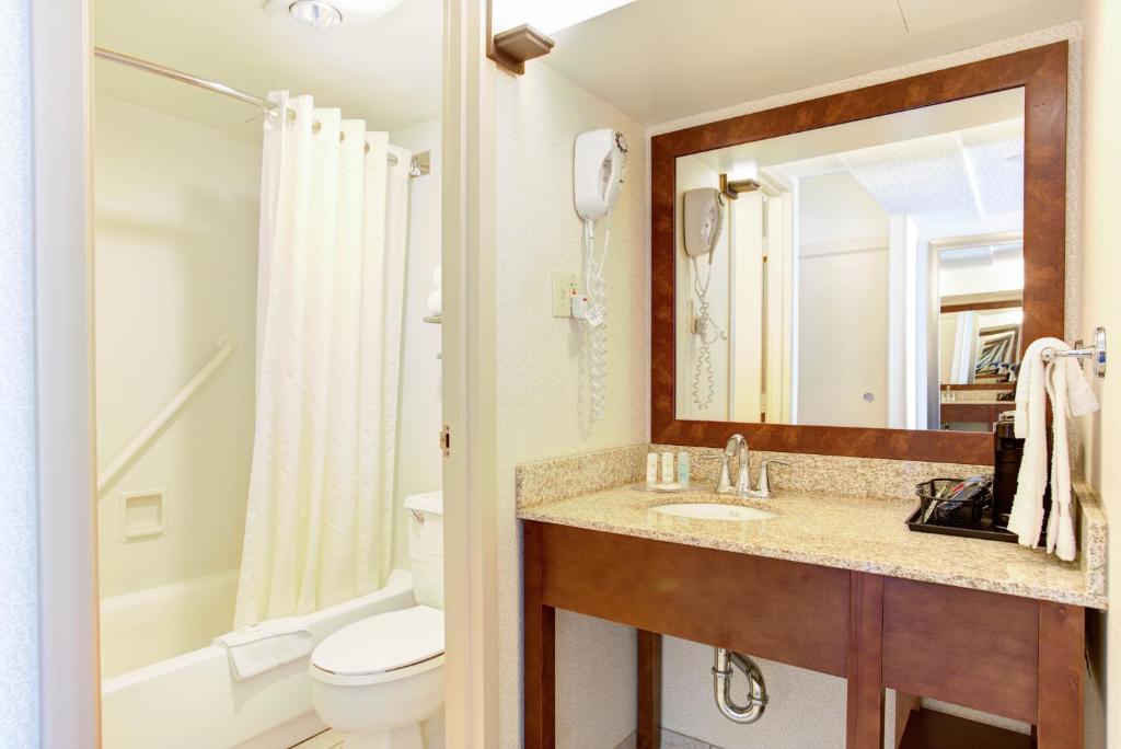 Queen Room with Two Queen Beds – Non-Smoking – Upper Floor