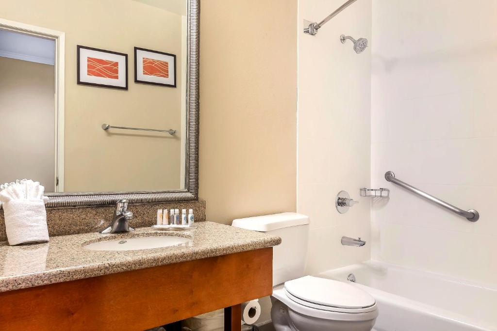 Standard Room 1 King Bed and 1 Queen Bed Non Smoking